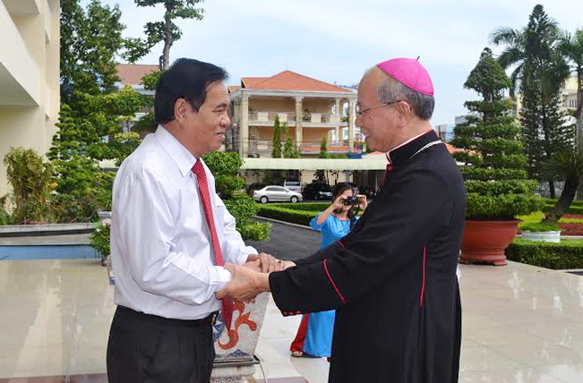 Dong Nai provincial leaders receive Bishops of Xuan Loc diocese