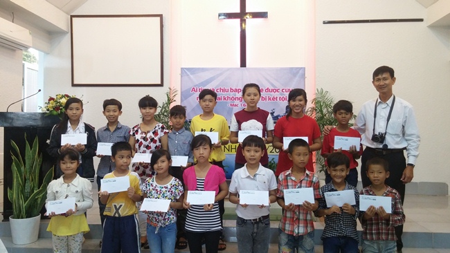 Soc Trang province: Ke Sach Protestant church awards scholarship to local pupils