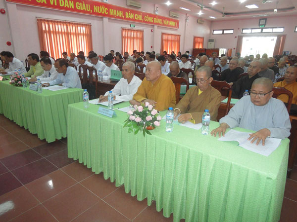 Dong Thap provincial Public Security meets religious dignitaries and deacons