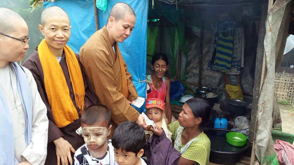 Vietnam Buddhist dignitaries present supports to flood victims in Myanmar