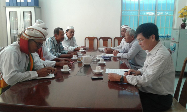 Ninh Thuan provincial Religious Committee meets with religious representatives