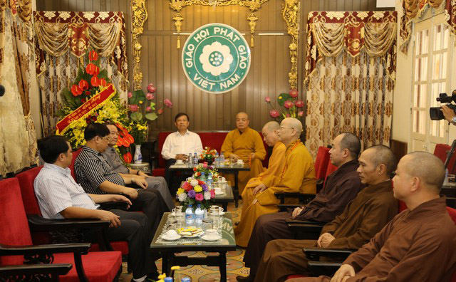 Hanoi city: Deputy Minister of Public Security congratulates VBS on Buddhist Parents Day festival 2015 (B.E 2559)