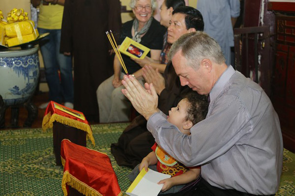 US Ambassador attends Parents’ Day Festival at Quan Su pagoda