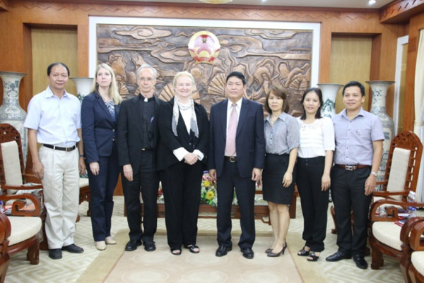 Government Religious Committee representative receives USCIRF delegation