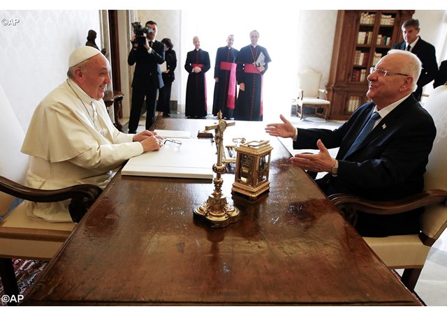 Pope Francis meets Israeli President in the Vatican