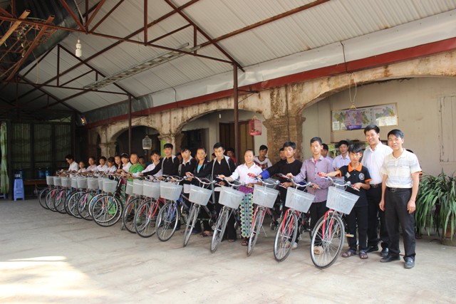 Lao Cai province: Hung Hoa Caritas sends charities to poor pupils