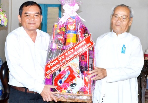 Tay Ninh provincial authority congratulates Tay Ninh Caodai Church on Dieu Tri festival 2015