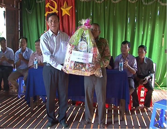 Gifts to Khmer residents in Soc Trang ahead of Sene Dolta festival