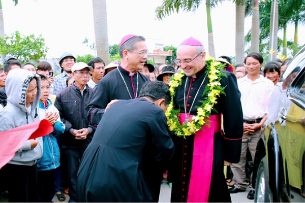 Vatican Archbishop Leopoldo Girelli visits Quan Lac parish