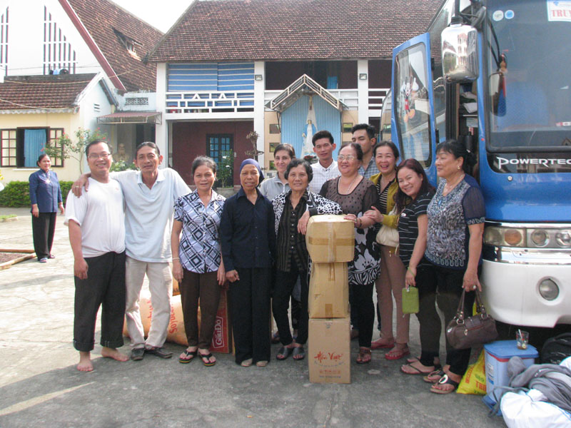 Kontum province: Xuan Loc diocese’s deaneries conduct charity visit to orphans