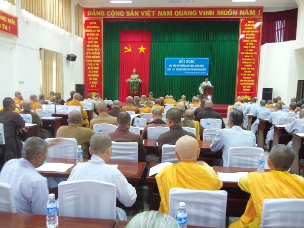 Kien Giang provincial Religious Committee disseminates religious laws to Buddhist dignitaries of Mahayana and Mendicant schools