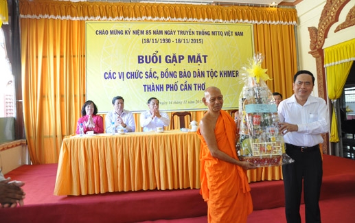 Can Tho province: Meeting with Khmer Buddhist dignitaries held