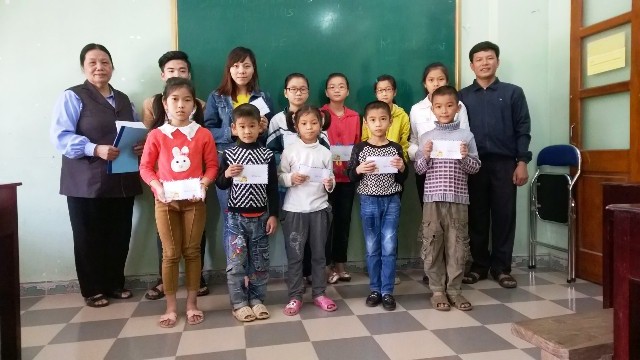 Bac Ninh Caritas presents scholarships to leprosy patient’s children