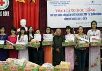 Quang Binh province: Buddhist pagoda in Dong Nai province presents scholarship to local students