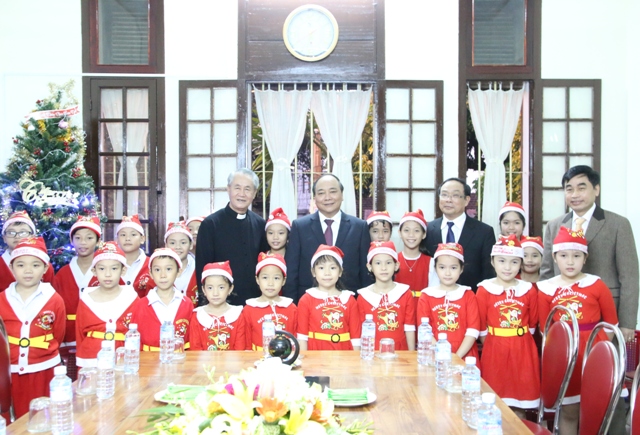 Deputy PM pays Christmas visit to Catholic community in Hue city