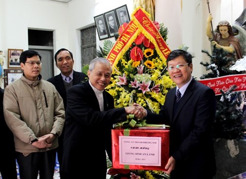 Hanoi city’s Public Security extends Christmas wishes to Ham Long parish and St. Joseph's Seminary 