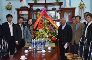 Mass Mobilization Committee leader extends Christmas greetings to Catholic in Quang Binh province