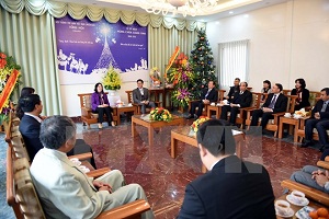 Hanoi Party leader extends Christmas greetings to Protestants