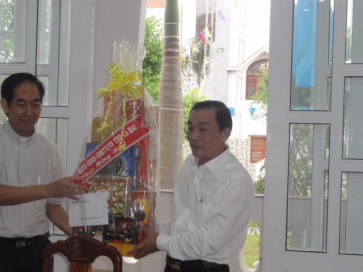 Ca Mau provincial authorities extend Christmas visits to local Christian Churches