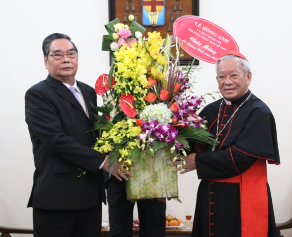 Politburo member Lê Hồng Anh pays Christmas visits to Christian Churches