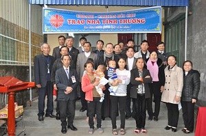 Bui Chu diocese presents charitable houses to the poor 