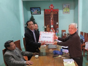 Quang Binh provincial authorities pay Tet visits to Catholic localities