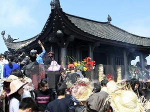 Yen Tu Buddhist spring festival opens