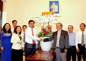 HCM City leaders congratulate Catholics on Easter