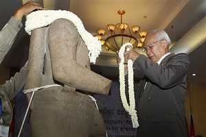 US museum returns 10th century Khmer statue to Cambodia