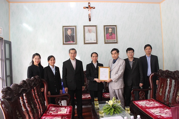 GCRA presents registration certificate to Phat Diem Lovers of Holy Cross 