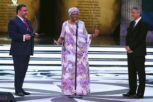 George Clooney presents Catholic woman with humanitarian award