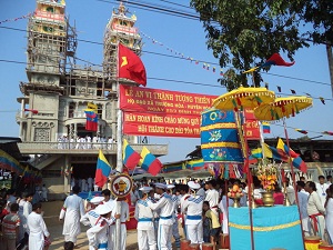 Tay Ninh province: Truong Hoa Caodai parish  installs divine worshipping symbol