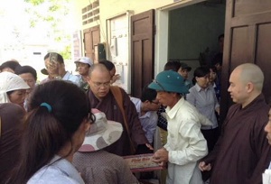 VBS presents gifts to fishermen in Quang Binh province