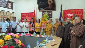 Hanoi authorities extend Buddha Birthday greetings to the city VBS 