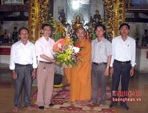 Nghe An provincial VFF Committee extends Vesak greetings to Buddhist pagodas