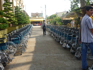 Tien Giang province: VBS presents wheelchairs to disabled people