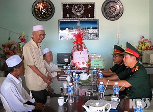 Military Command in Ninh Thuan province leader extends Traditional New Year greetings to Cham Muslim 