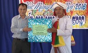 Ninh Thuan provincial leader extends Ramuwan New Year greetings to Cham Bani people