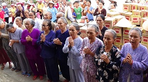 Buddhists in Da Nang city present gifts to fishermen in Quang Tri, Thua Thien Hue