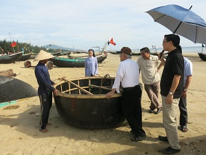 Vietnam Caritas presents gifts to Catholics in Ha Tinh province