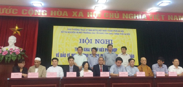 Hanoi authorities, religious organizations in the city sign coordinate program on environmental protection and climate change adaptation