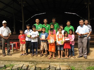 Ba Ria province: Binh Gia deanery’s Caritas presents gifts to poor pupils