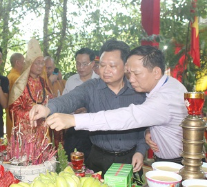 Quang Binh provincial VBS holds requiem for fallen soldiers  in Len Ha cave 