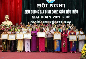 Ninh Binh provincial authorities honor typical Catholic families