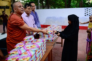 Buddhist monks serve iftar for Muslims in Bangladesh