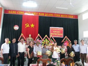 Kiem Tan Charity Group presents gift to the poor in Kon Tum province