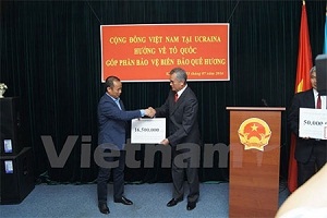 Overseas Vietnamese pay tribute to heroic martyrs