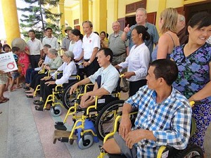 Hanoi Caritas presents wheelchairs to people with disabilities