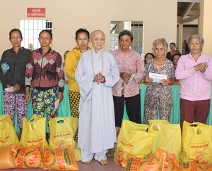 Buddhist pagoda in Tay Ninh province presents gift to the poor on occasion of the Buddhist Parents Day Festival