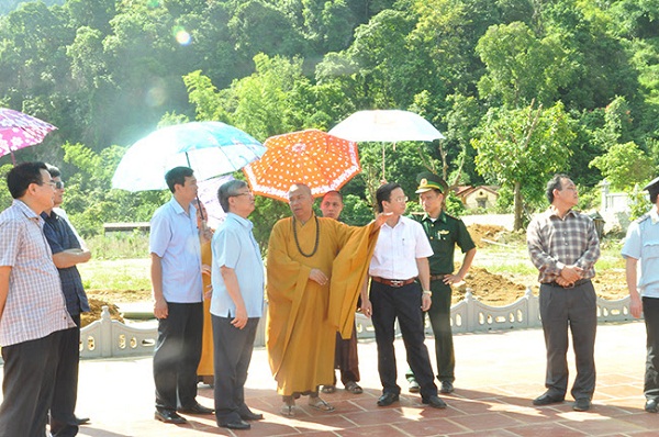 Head of Central Party Inspection Committee visits Tan Thanh Pagoda  in Lang Son 